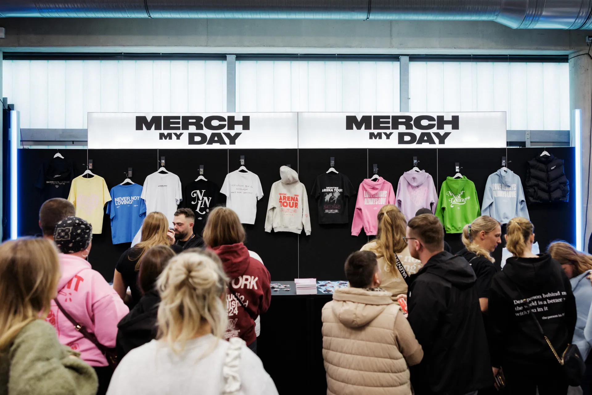 Merch-Stand vor Konzertpublikum